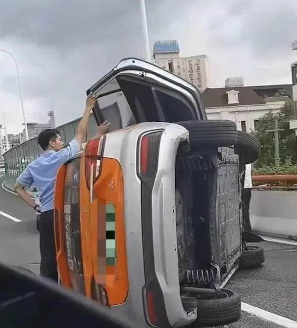 持刀行凶“雨伞侠、铁勺侠”出手！有人踝关节长绒毛！ag旗舰厅网站台风影响中秋！上海双子山加票！男子(图5)